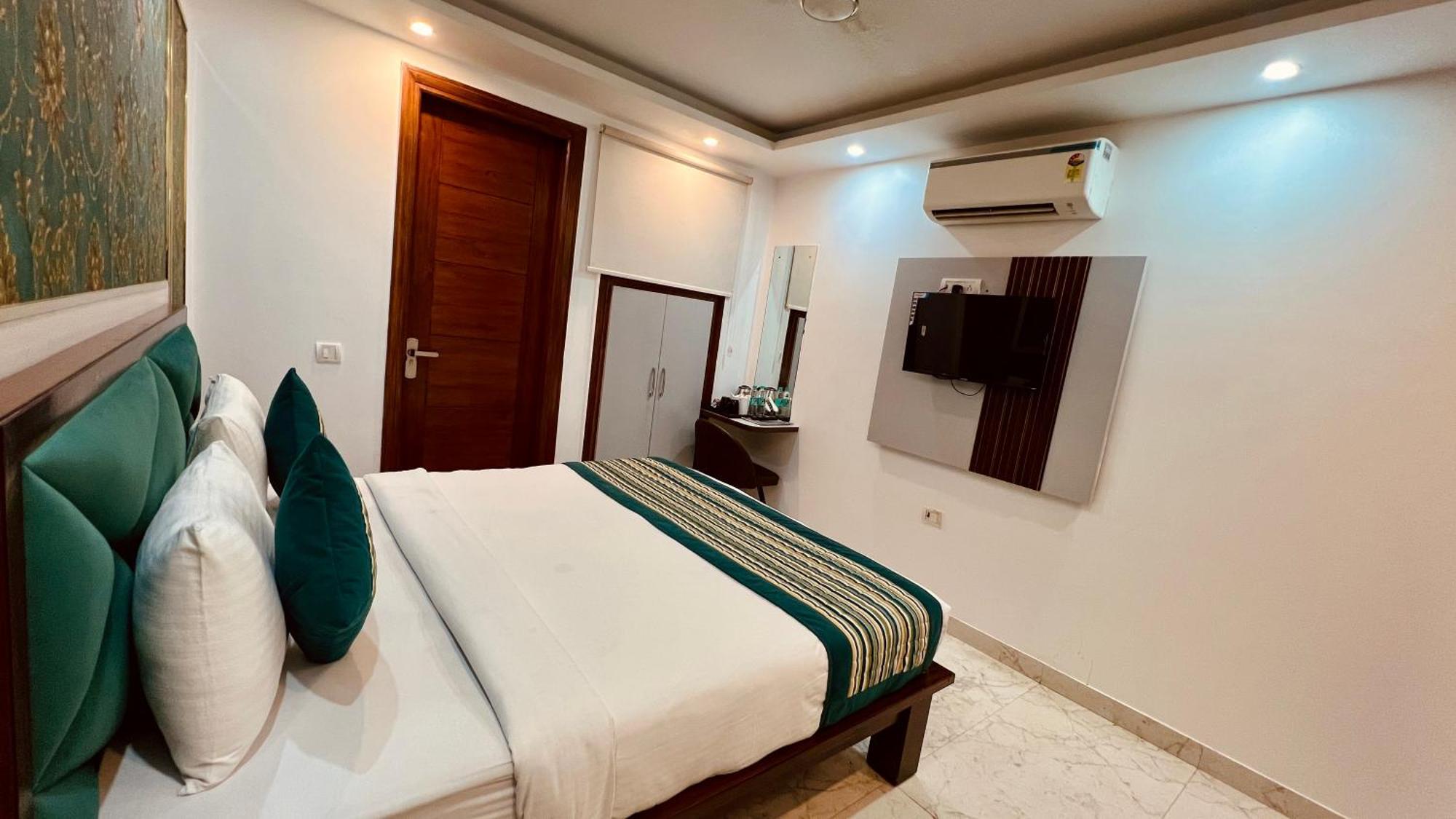 Palm View By Jmd Group * New Delhi